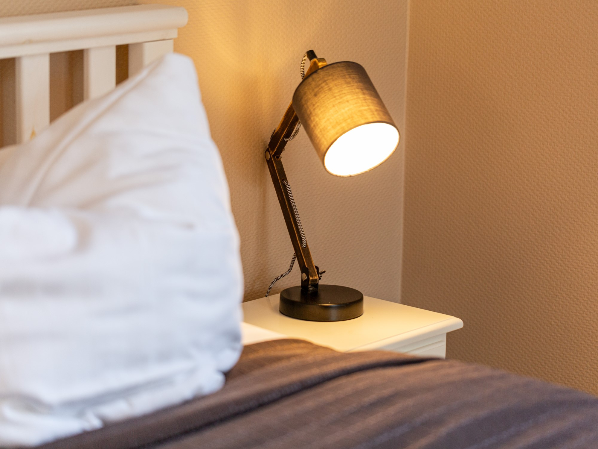 Schlafzimmer Nachttischlampe und Kissen